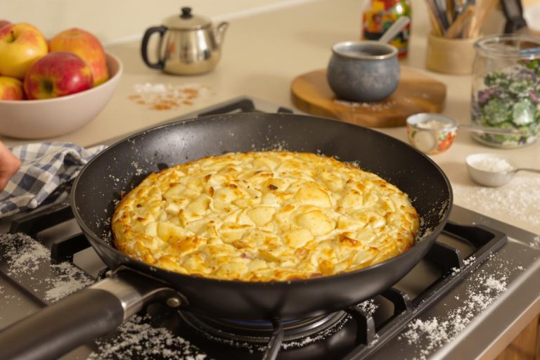 Je fais ce gâteau aux pommes à la poêle : ultra simple, rapide, sans four et tellement réconfortant.jpg