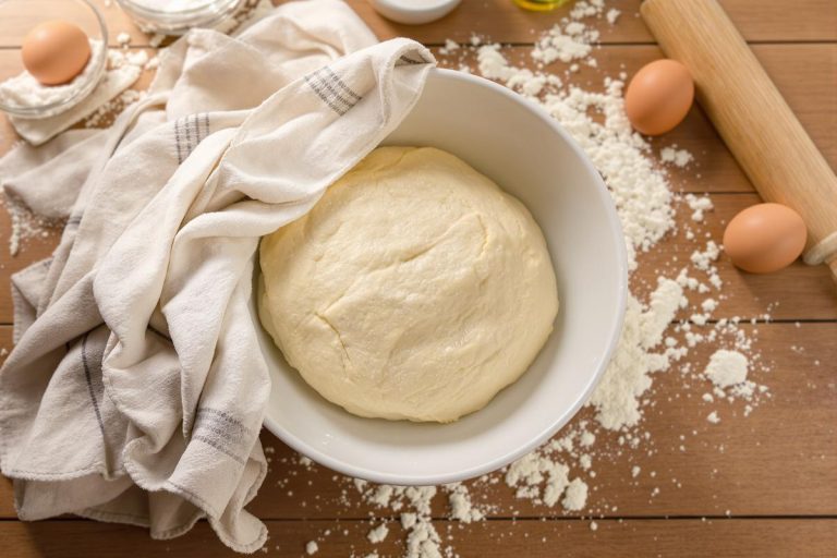 Le geste tout bête qui transforme la texture de votre pâte (et quoi utiliser si vous n’avez plus de film alimentaire).jpg
